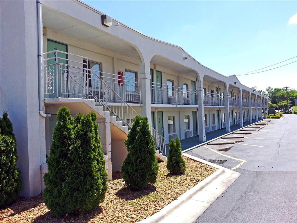 Clarion Pointe Hotel Decatur Exterior photo