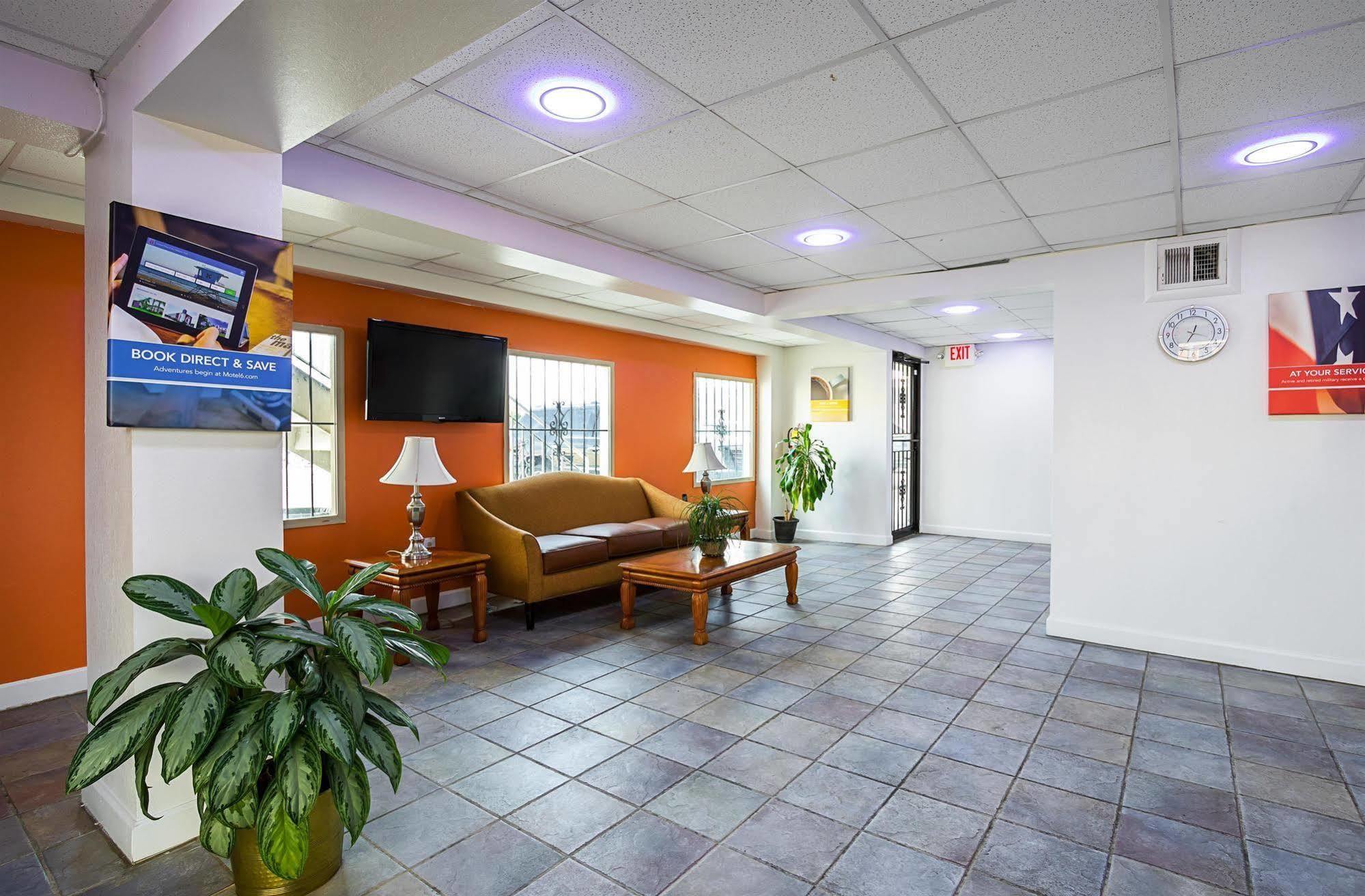 Clarion Pointe Hotel Decatur Exterior photo
